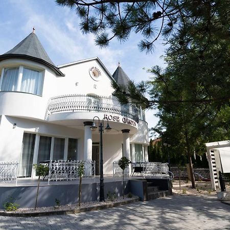 Villa Rose Garden Nyíregyháza Buitenkant foto
