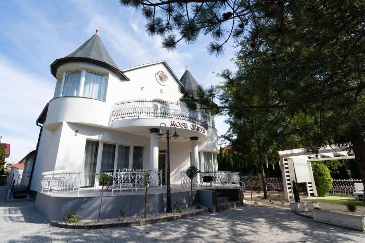 Villa Rose Garden Nyíregyháza Buitenkant foto