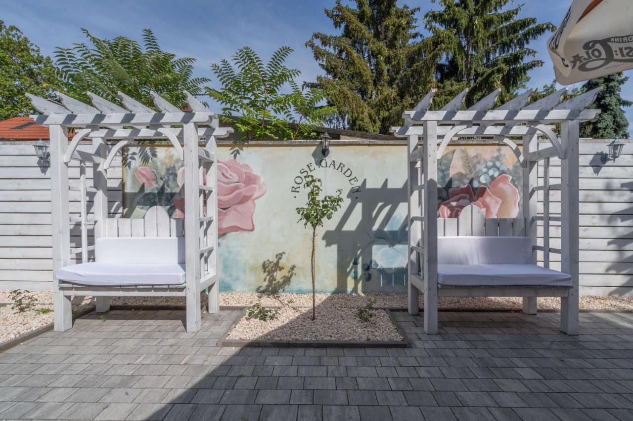 Villa Rose Garden Nyíregyháza Buitenkant foto