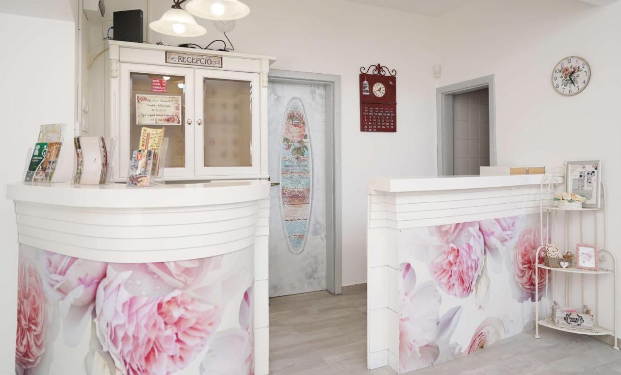Villa Rose Garden Nyíregyháza Buitenkant foto