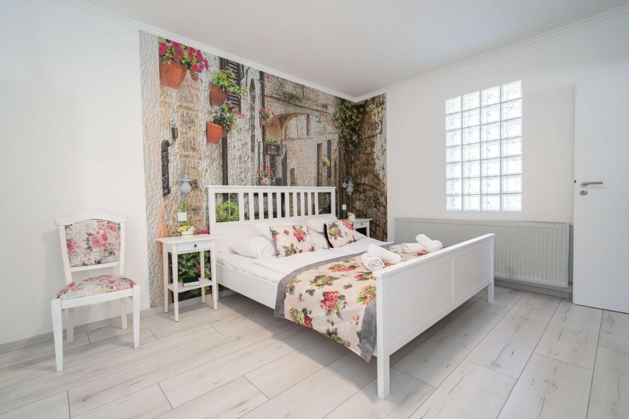 Villa Rose Garden Nyíregyháza Buitenkant foto