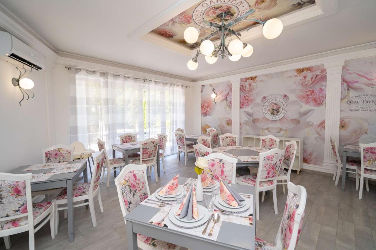 Villa Rose Garden Nyíregyháza Buitenkant foto