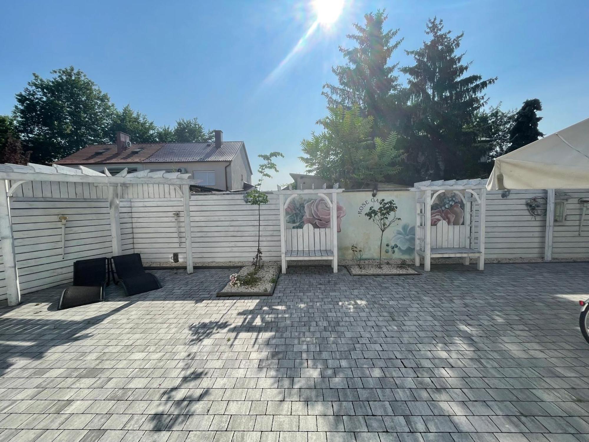 Villa Rose Garden Nyíregyháza Buitenkant foto