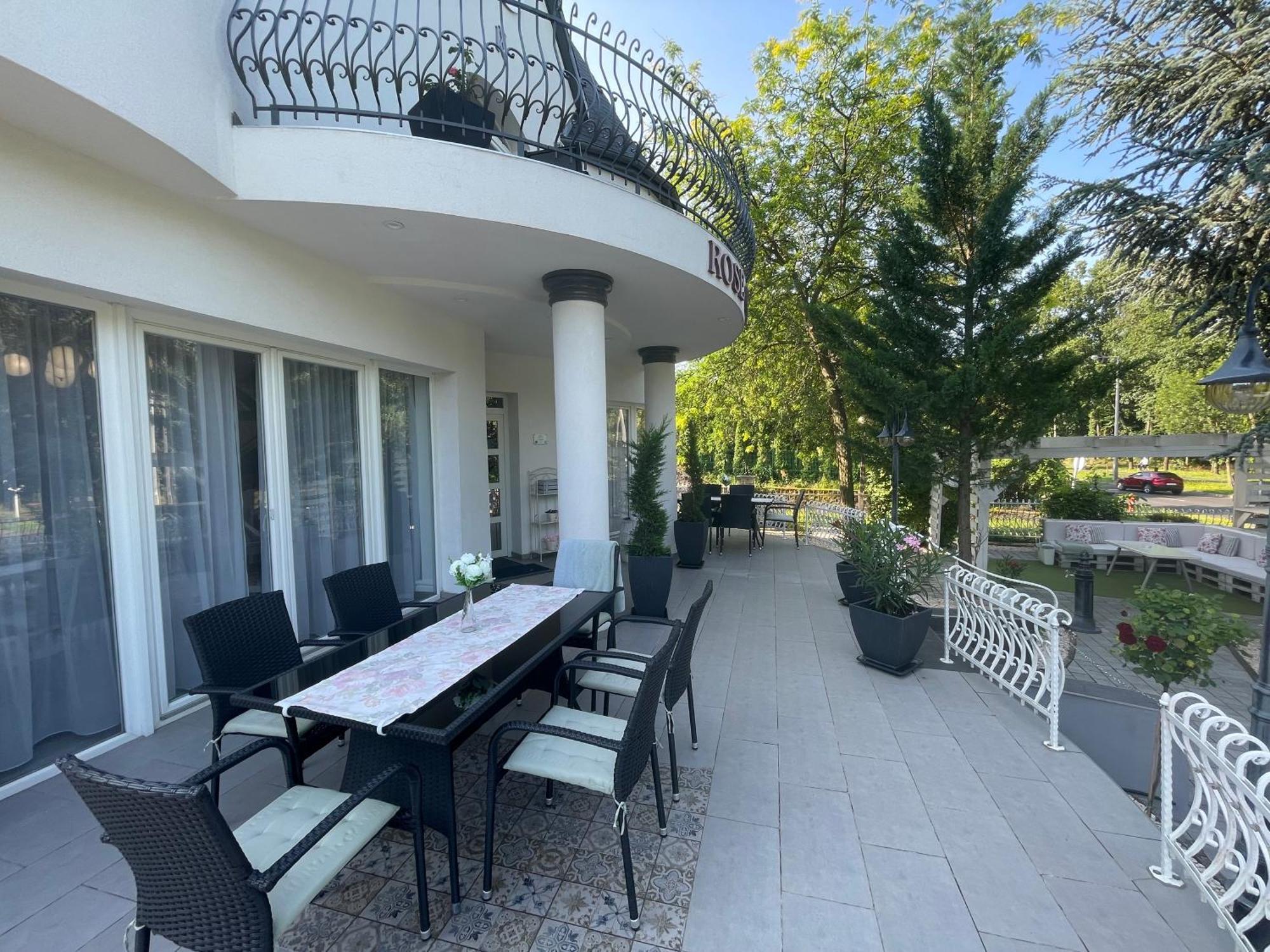 Villa Rose Garden Nyíregyháza Buitenkant foto