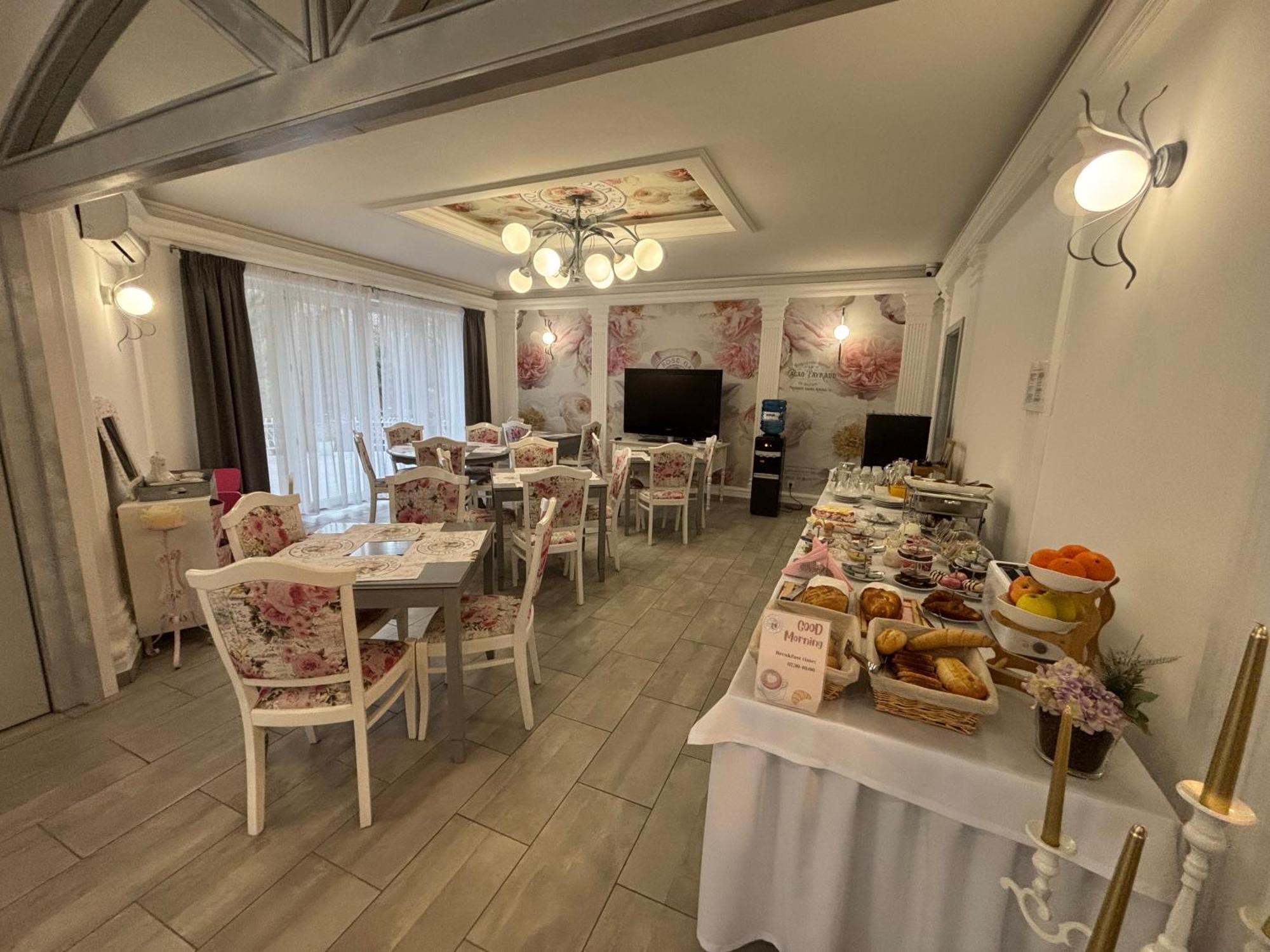 Villa Rose Garden Nyíregyháza Buitenkant foto