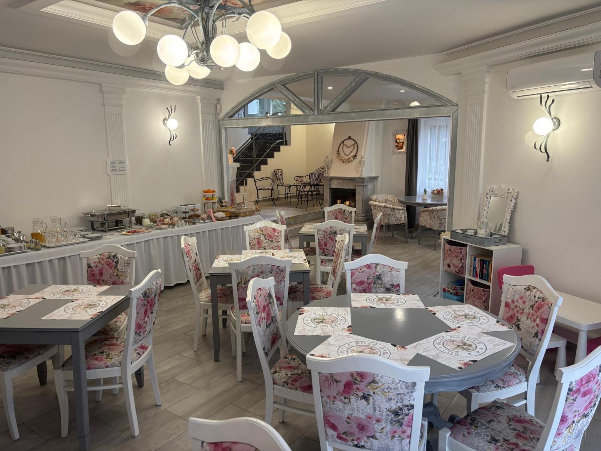 Villa Rose Garden Nyíregyháza Buitenkant foto
